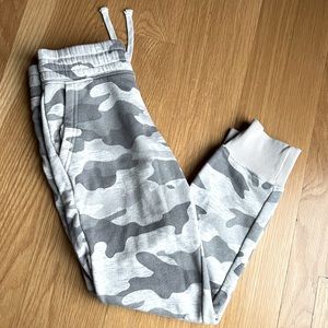 Old Navy Gray Camouflage Sweatpant Joggers